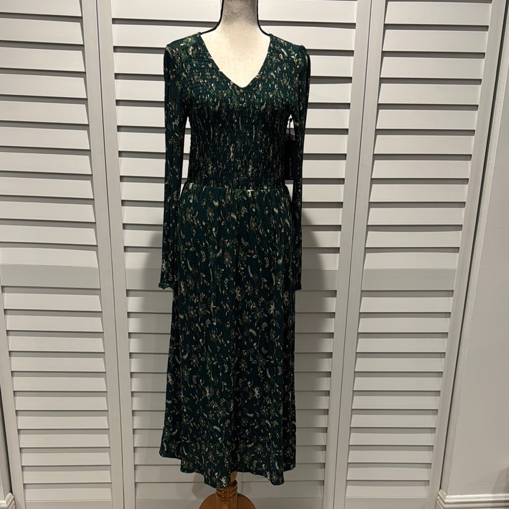 Black Tape Green printed Maxi Dress with V-Neck & smocked front.Very stretchy.